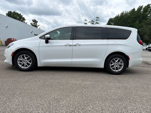 Used 2023 Chrysler Voyager LX FWD image 6