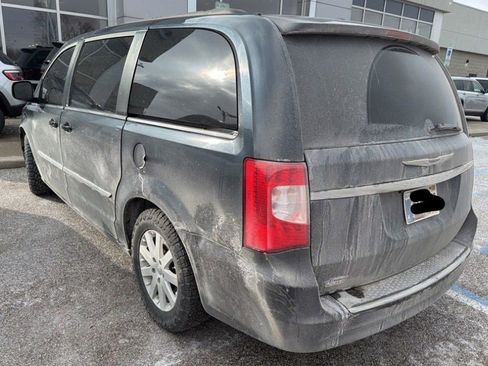 Used 2013 Chrysler Town & Country Touring image 8