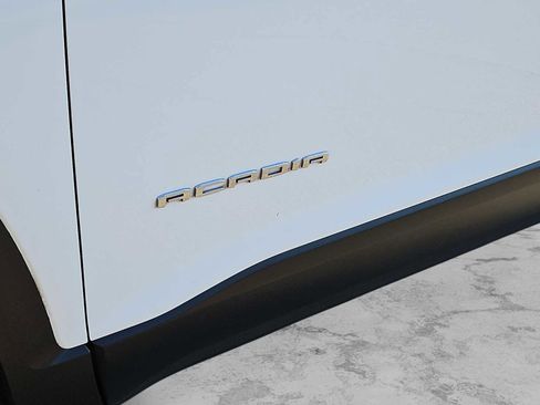 Used 2023 GMC Acadia SLT image 11