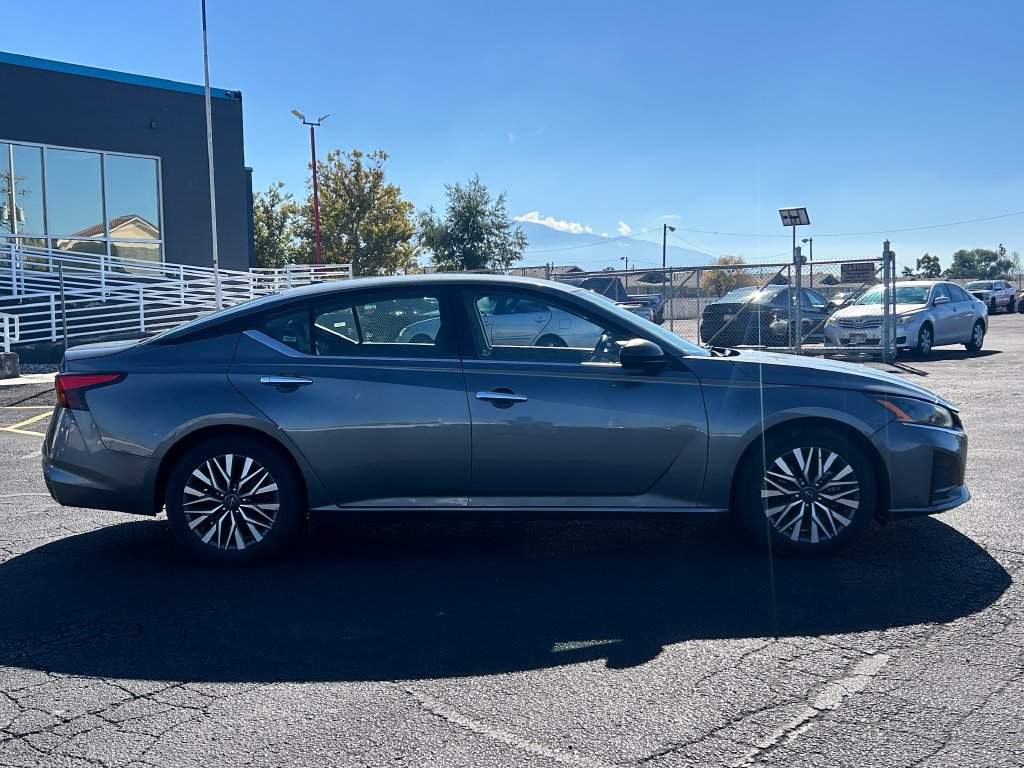 Used 2024 Nissan Altima 2.5 SV FWD image 2