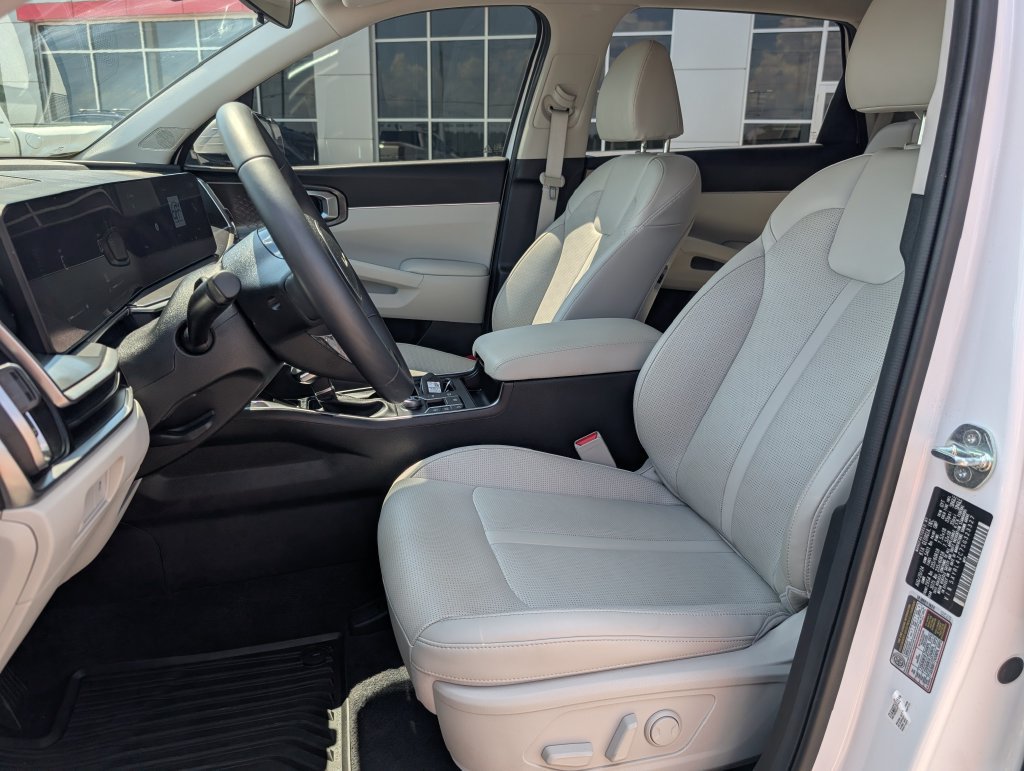 Used 2025 Kia Sorento S FWD image 11
