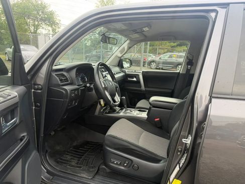 Used 2016 Toyota 4Runner SR5 AWD/4WD image 10