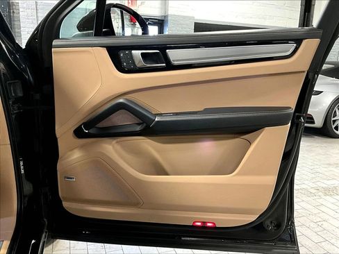 Certified 2023 Porsche Cayenne Platinum Edition AWD/4WD image 29