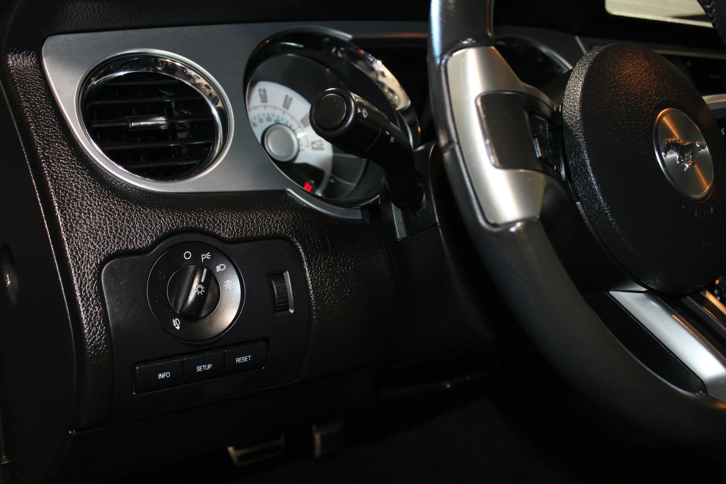 Used 2010 Ford Mustang Coupe RWD image 18
