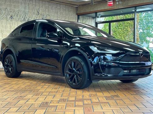 Used 2022 Tesla Model X Plaid image 9