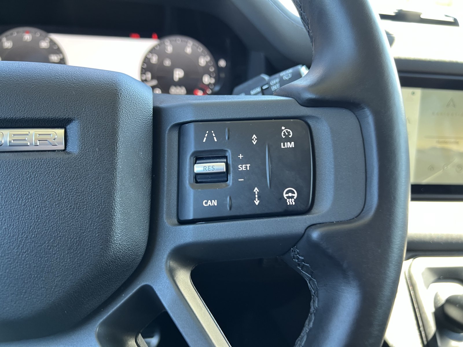 Used 2024 Land Rover Defender 110 X-Dynamic SE AWD/4WD image 19