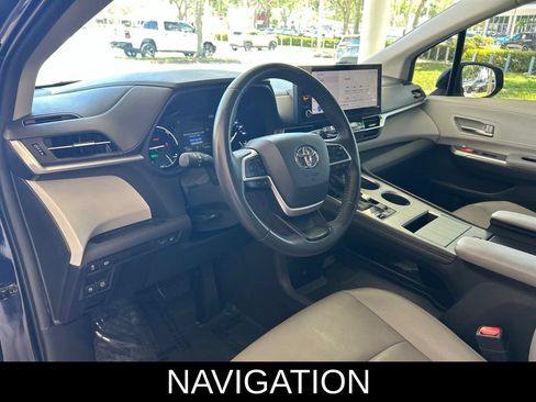 Used 2025 Toyota Sienna XLE FWD image 8