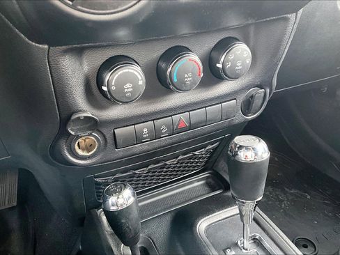 Used 2018 Jeep Wrangler Unlimited Sport w/ Connectivity Group image 31