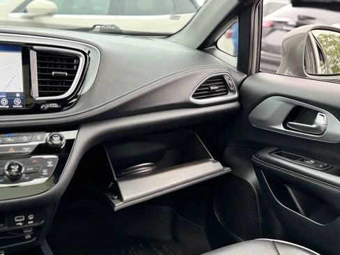 Used 2020 Chrysler Pacifica Limited FWD image 33