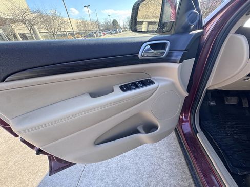 Used 2019 Jeep Grand Cherokee Laredo image 11