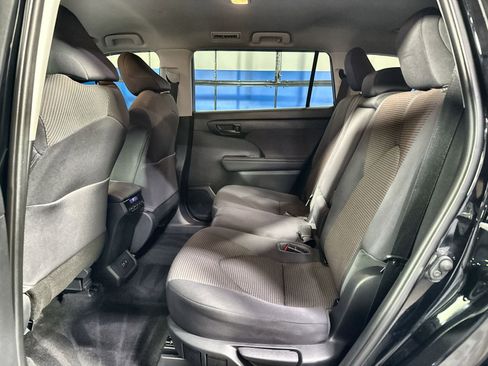 Used 2020 Toyota Highlander LE image 30