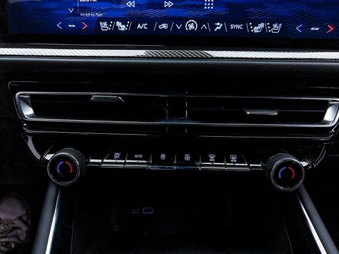 Used 2025 Chevrolet Traverse High Country FWD image 26