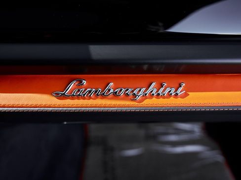 Used 2025 Lamborghini Urus SE image 44