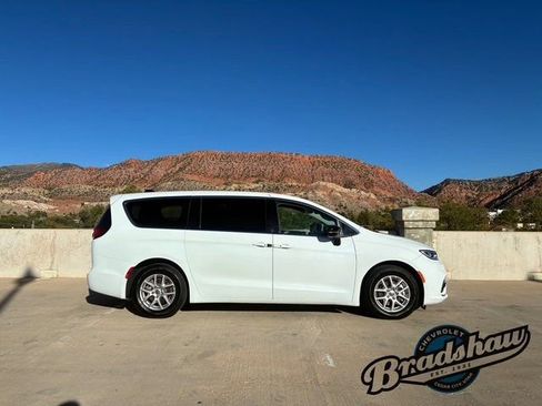 Used 2024 Chrysler Pacifica Touring-L image 3