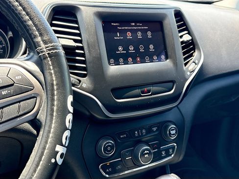 Used 2019 Jeep Cherokee Latitude Plus FWD image 25