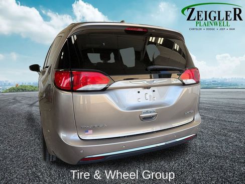 Used 2018 Chrysler Pacifica Limited w/ Tire & Wheel Group FWD image 4