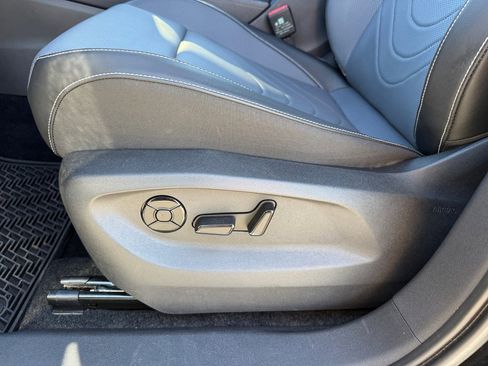 Certified 2025 Volkswagen Tiguan SE R-Line image 33