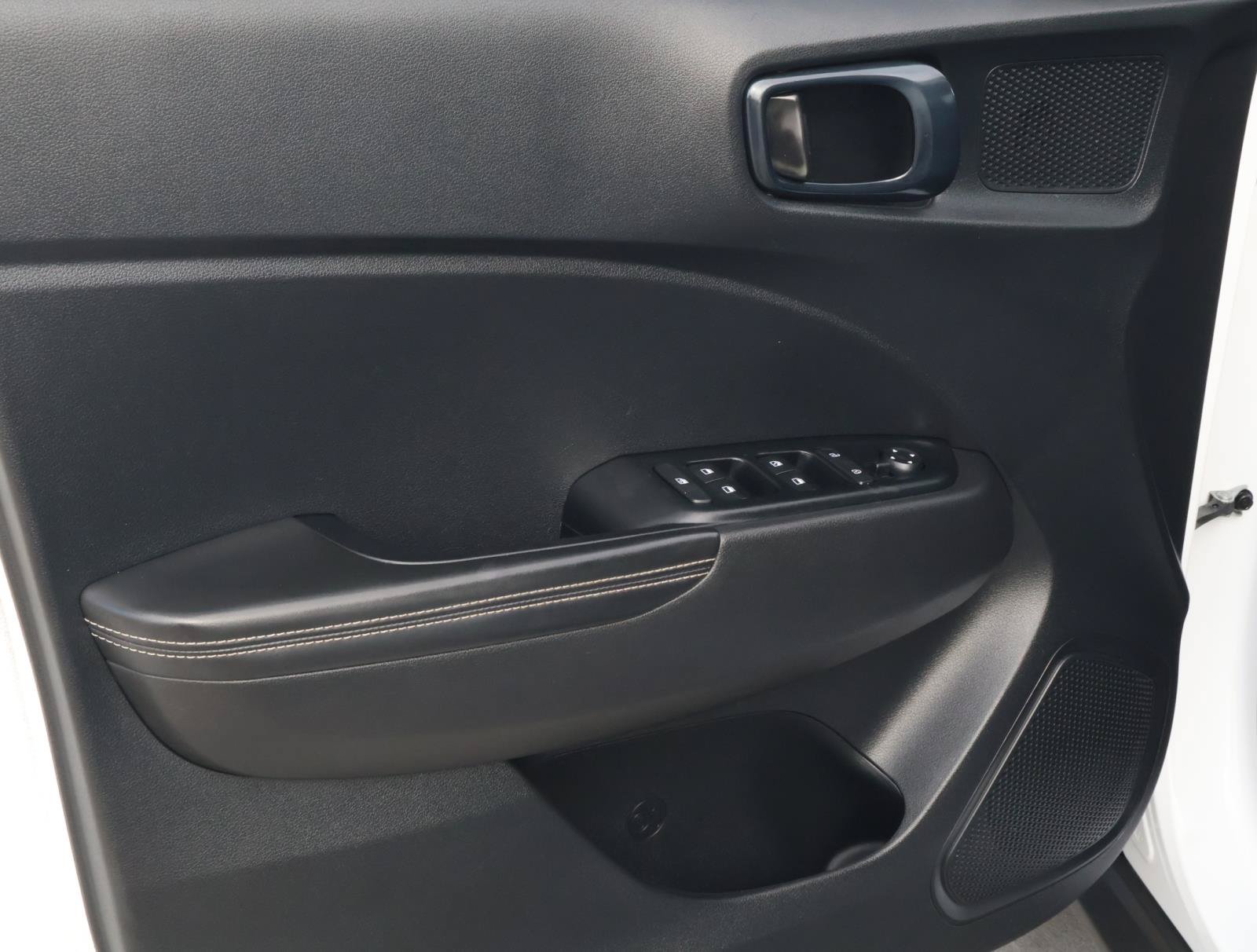 Used 2025 Hyundai Venue Limited FWD image 14