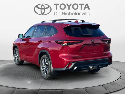 Used 2024 Toyota Highlander XLE image 3