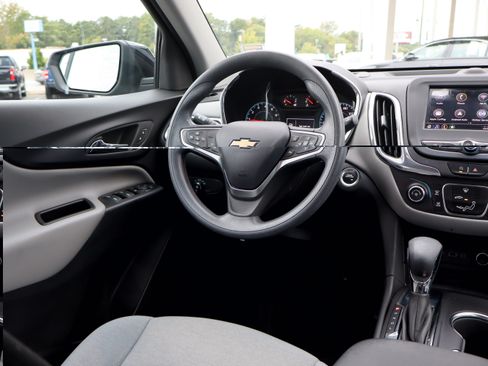Used 2023 Chevrolet Equinox LS w/ Sport Edition FWD image 12