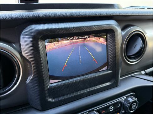 Used 2018 Jeep Wrangler Unlimited Sport S AWD/4WD image 17