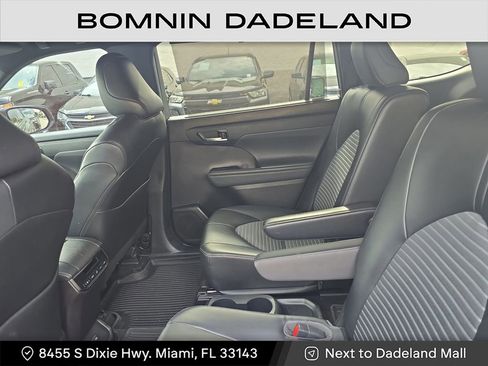 Used 2022 Toyota Highlander XSE image 17