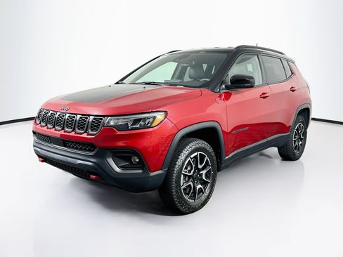 Used 2025 Jeep Compass Trailhawk AWD/4WD image 3