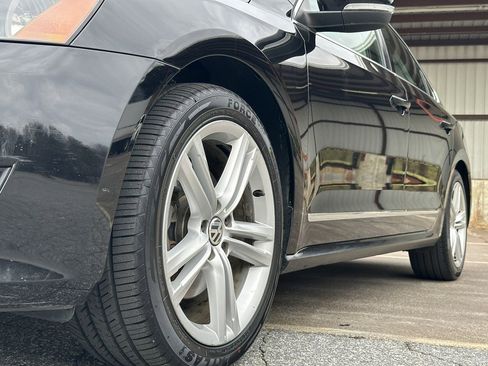Used 2015 Volkswagen Passat 1.8T SEL Premium image 12