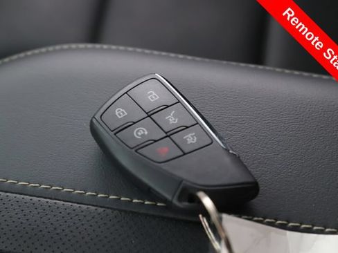 Used 2024 GMC Yukon SLT AWD/4WD image 3