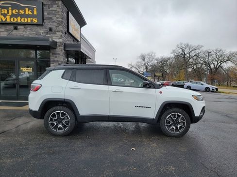 Used 2024 Jeep Compass Trailhawk image 8