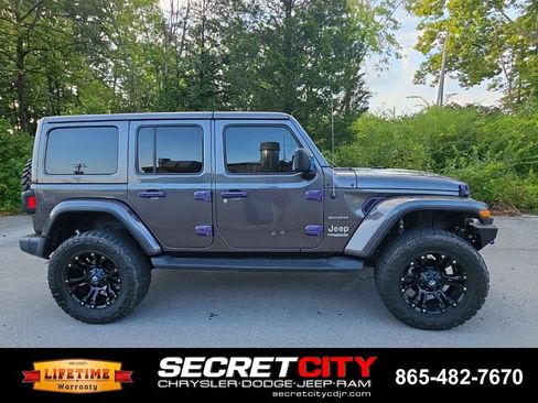 Used 2018 Jeep Wrangler Unlimited Sahara w/ Cold Weather Group AWD/4WD image 4