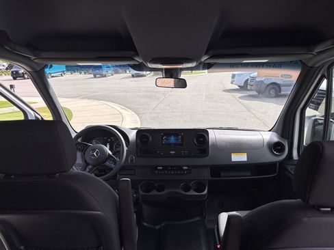 Used 2024 Mercedes-Benz Sprinter 2500 image 40