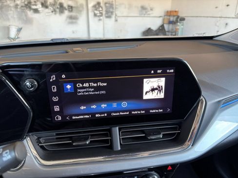 Used 2025 Chevrolet Trax LT w/ LT Convenience Package FWD image 16