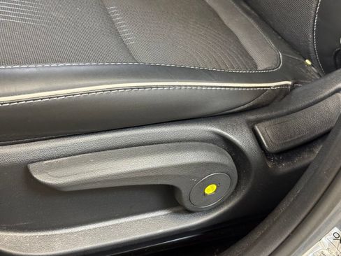 Used 2025 Hyundai Venue Limited FWD image 10