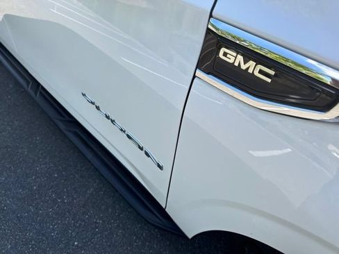 Used 2022 GMC Yukon XL SLE w/ Gmc Pro Safety Plus Package AWD/4WD image 3