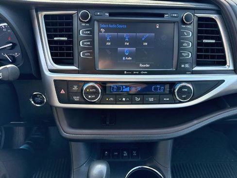 Used 2018 Toyota Highlander XLE AWD/4WD image 8