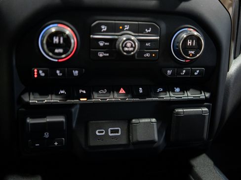 Used 2021 Chevrolet Silverado 1500 High Country image 28