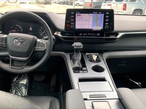 Used 2024 Toyota Sienna XLE Woodland Edition image 15