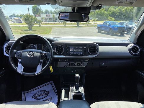 Used 2018 Toyota Tacoma SR5 RWD image 16