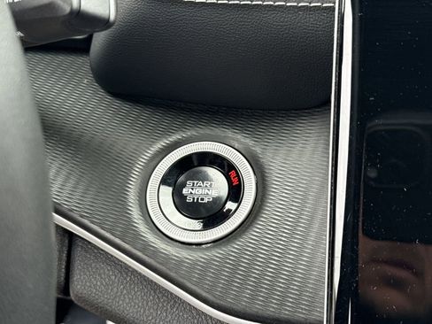 Used 2024 Jeep Grand Cherokee Altitude image 8