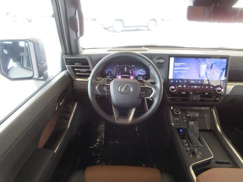 Used 2026 Lexus GX 550 w/ Accessory Package (2T) AWD/4WD image 38
