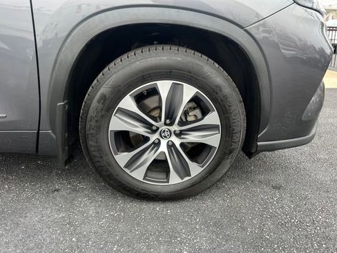 Used 2022 Toyota Highlander XLE image 11