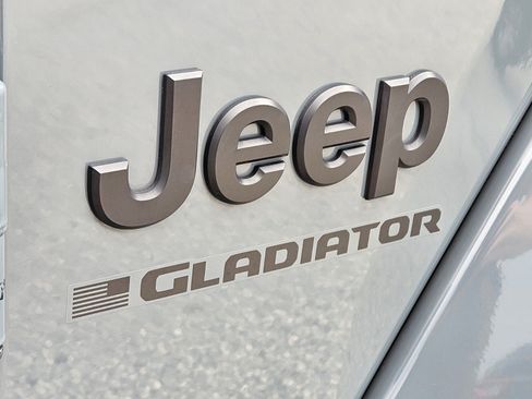 Used 2024 Jeep Gladiator Sport AWD/4WD image 16