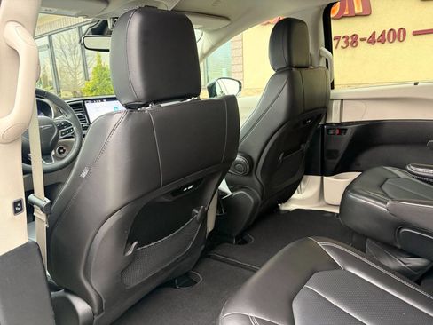 Used 2024 Chrysler Pacifica Touring-L FWD image 33