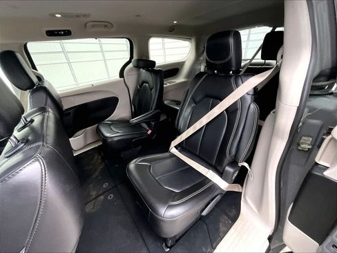 Used 2023 Chrysler Pacifica Touring-L FWD image 15