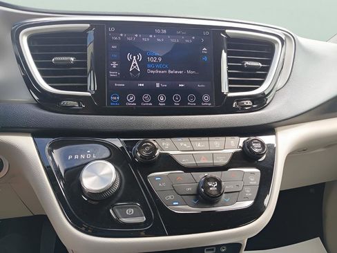 Used 2020 Chrysler Pacifica Touring w/ Advanced Safetytec Group FWD image 12