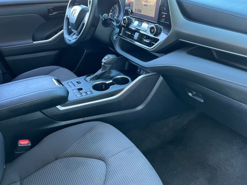 Used 2024 Toyota Highlander LE image 16