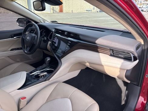 Used 2020 Toyota Camry XLE image 11