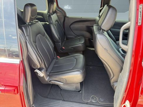 Certified 2025 Chrysler Pacifica Select image 28