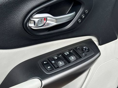 Used 2019 Jeep Cherokee Limited FWD image 29